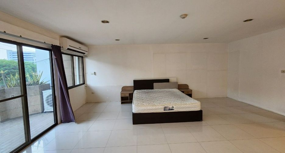 For rent 4 bedrooms townhouse in Phra Khanong, Bangkok