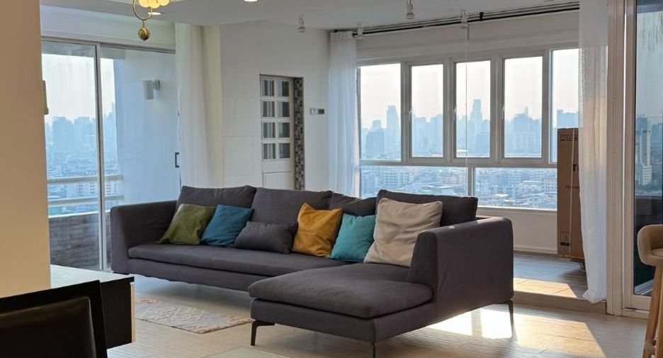 For rent 3 bedrooms condo in Huai Khwang, Bangkok