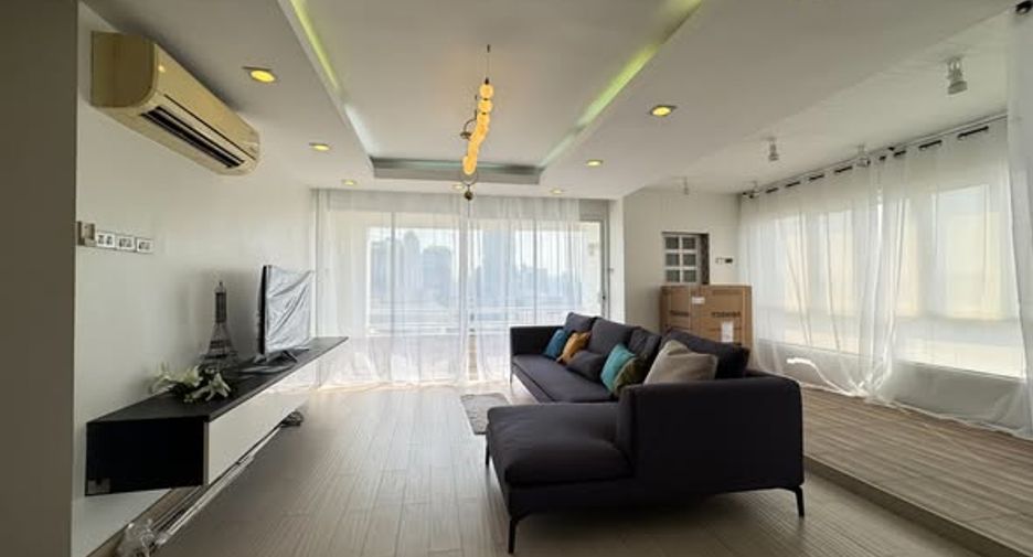 For rent 3 bedrooms condo in Huai Khwang, Bangkok