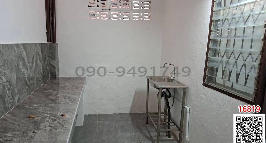 For rent 2 bedrooms townhouse in Saphan Sung, Bangkok