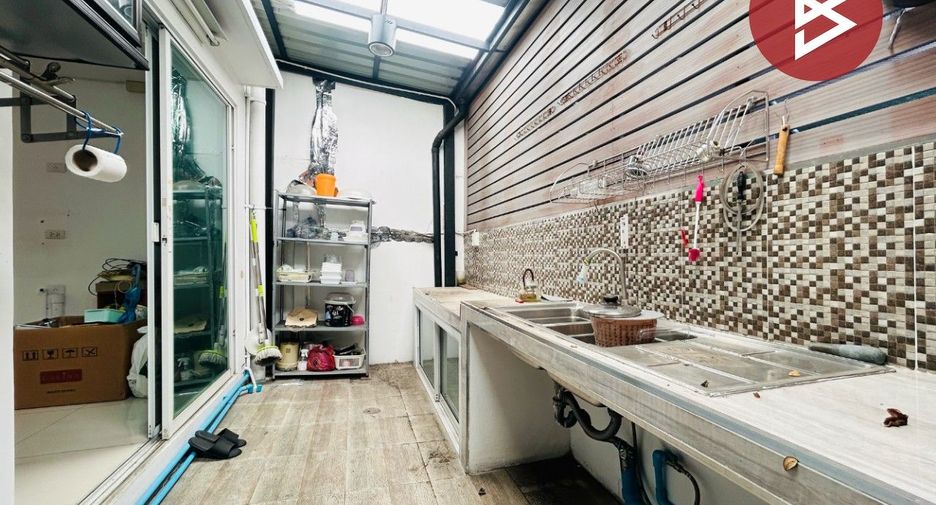 For sale 2 ベッドルーム townhouse in Thung Khru, Bangkok