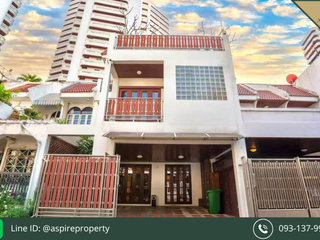 Casa adosada en alquiler y en venta de 4 habitaciones en Watthana, Bangkok