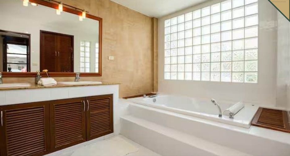 For rent and for sale 4 bedrooms townhouse in Watthana, Bangkok