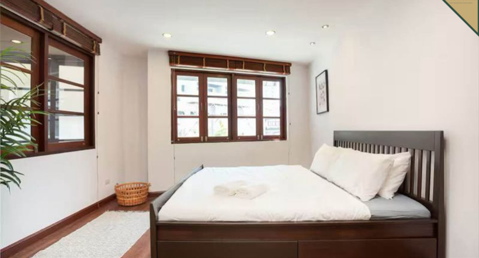 For rent and for sale 4 bedrooms townhouse in Watthana, Bangkok