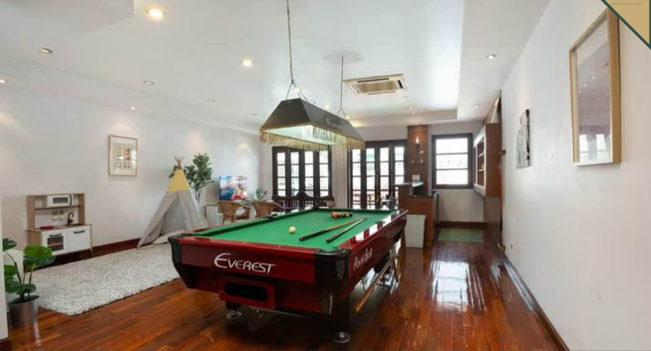For rent and for sale 4 bedrooms townhouse in Watthana, Bangkok