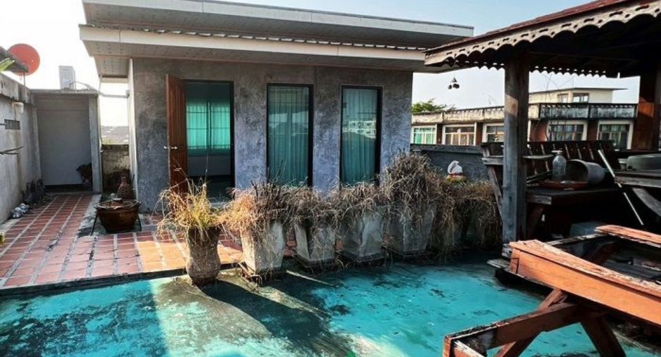 For sale 3 bedrooms retail Space in Bang Khae, Bangkok