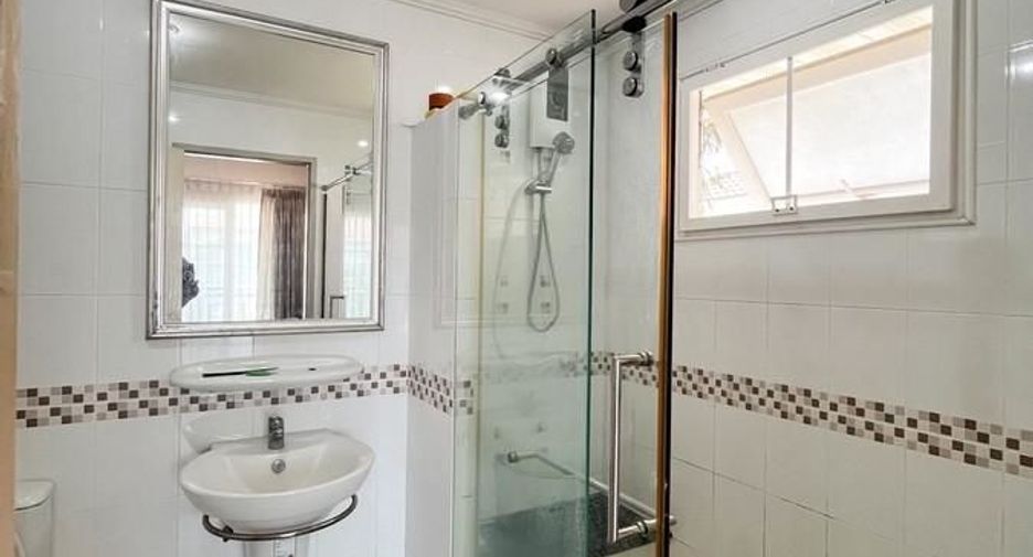 Casa en alquiler de 3 habitaciones en Bang Phli, Samut Prakan