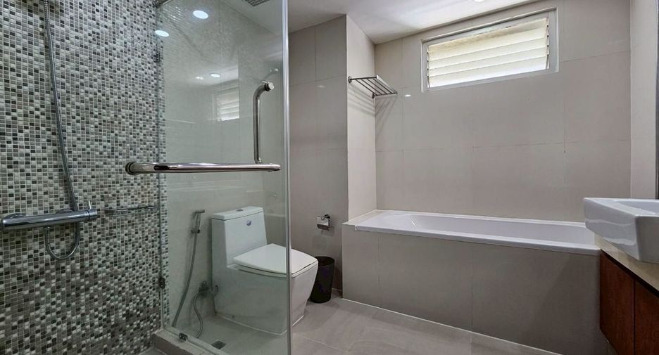 For rent 2 bedrooms condo in Pathum Wan, Bangkok