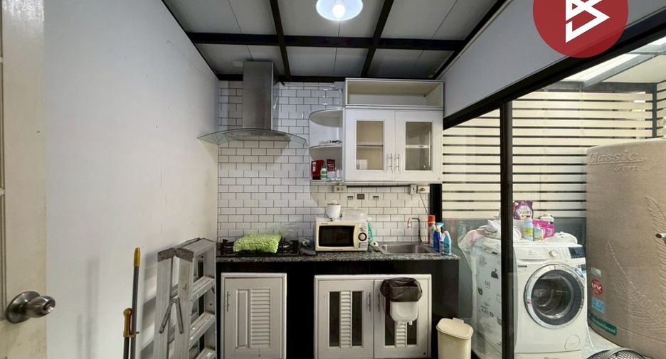 Casa adosada en venta de 3 habitaciones en Lak Si, Bangkok