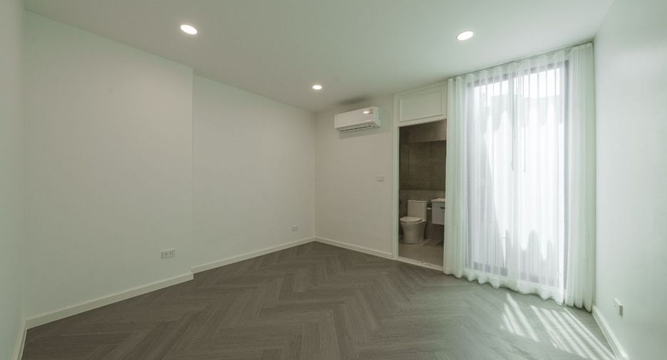 Casa adosada en venta de 3 habitaciones en Watthana, Bangkok