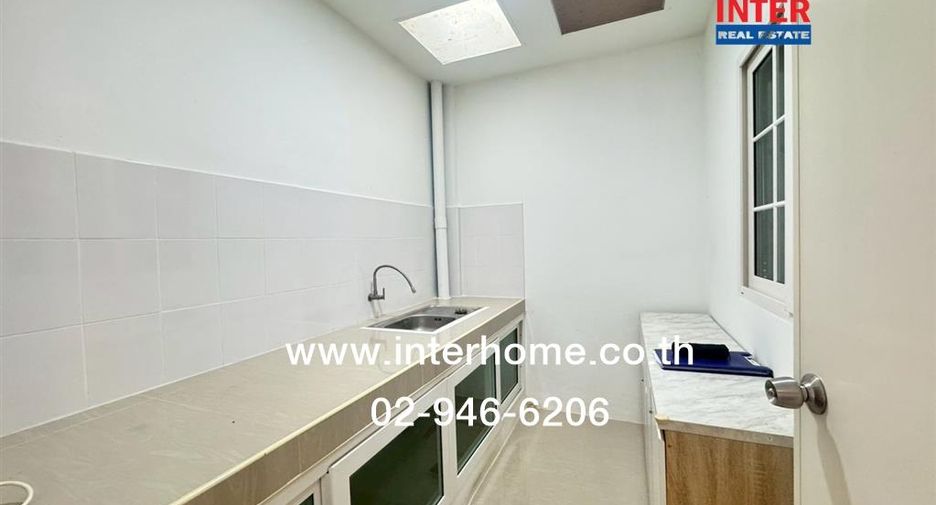 For sale 4 bedrooms townhouse in Mueang Samut Prakan, Samut Prakan
