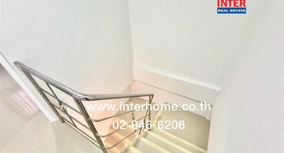 For sale 4 bedrooms townhouse in Mueang Samut Prakan, Samut Prakan