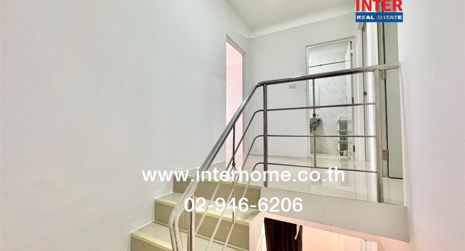 For sale 4 bedrooms townhouse in Mueang Samut Prakan, Samut Prakan
