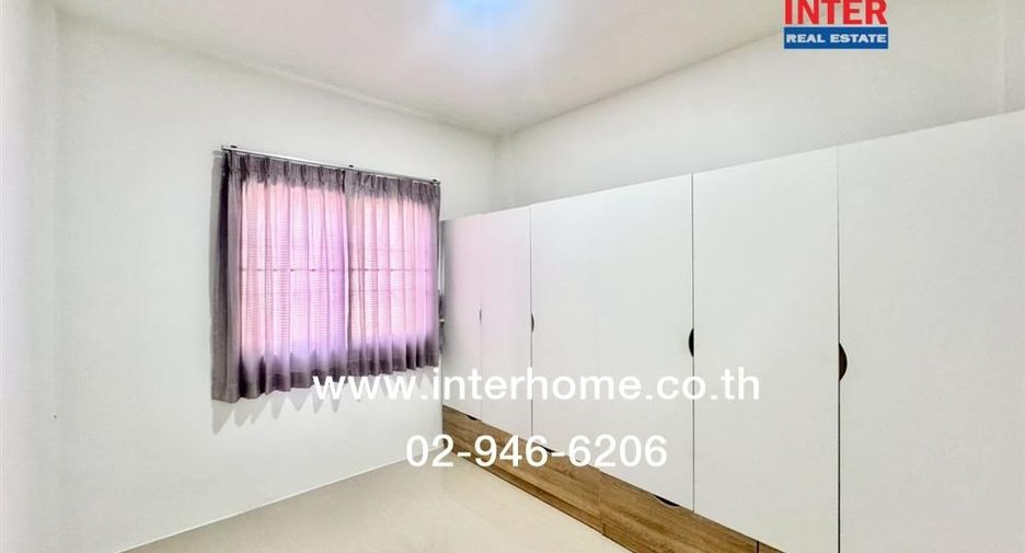 For sale 4 bedrooms townhouse in Mueang Samut Prakan, Samut Prakan