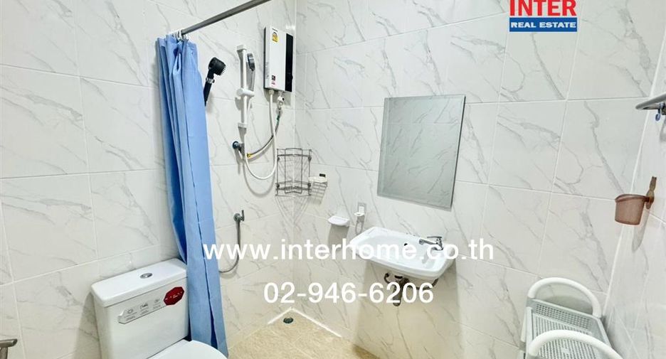 For sale 4 bedrooms townhouse in Mueang Samut Prakan, Samut Prakan