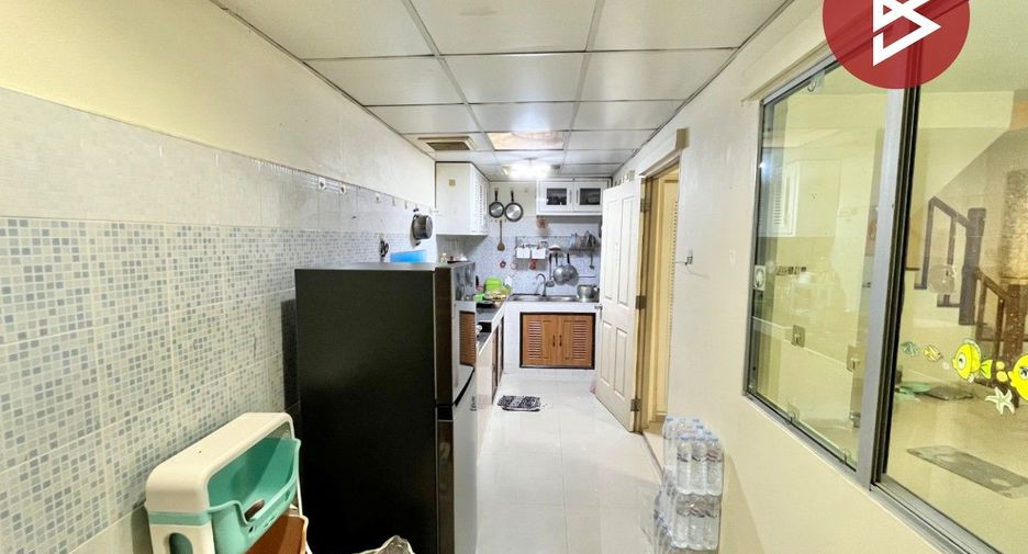 For sale 4 bedrooms townhouse in Mueang Samut Prakan, Samut Prakan