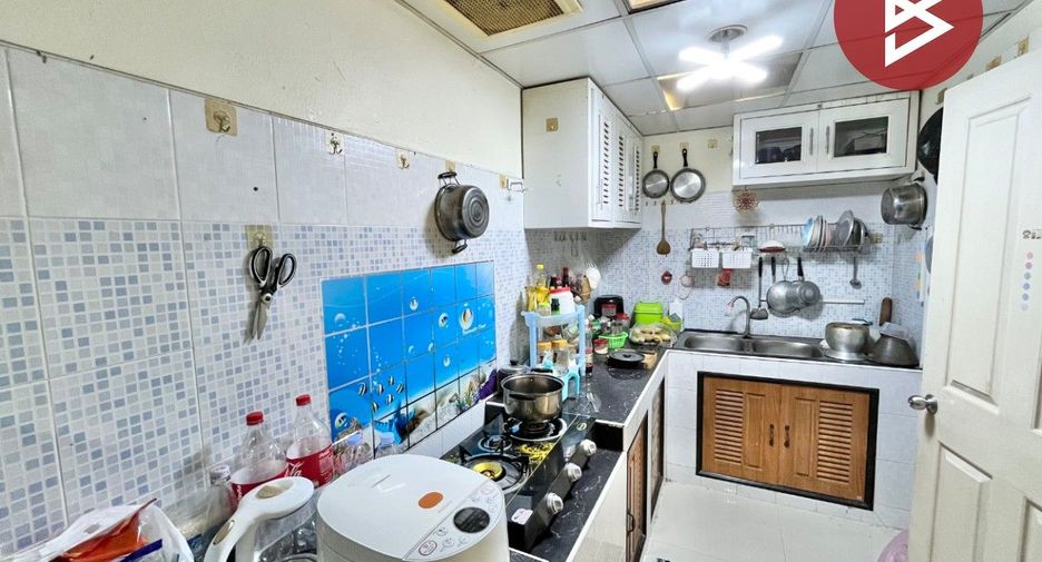For sale 4 bedrooms townhouse in Mueang Samut Prakan, Samut Prakan