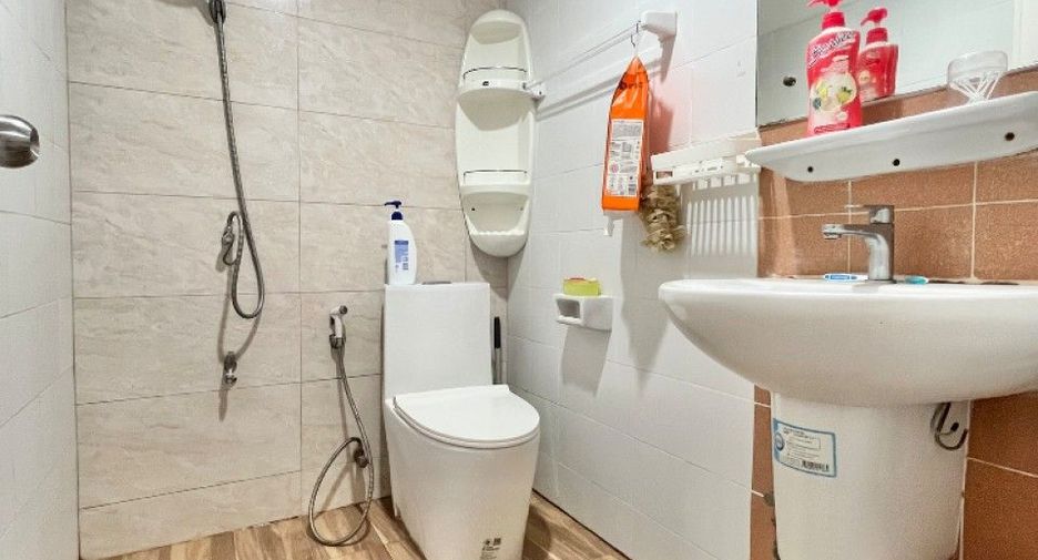 For sale 4 bedrooms townhouse in Mueang Samut Prakan, Samut Prakan