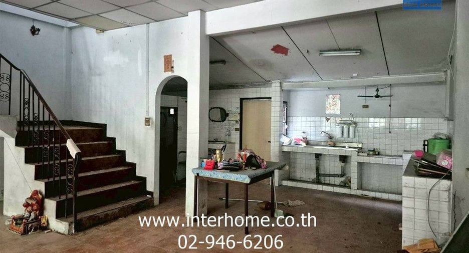 For sale 2 bedrooms townhouse in Huai Khwang, Bangkok