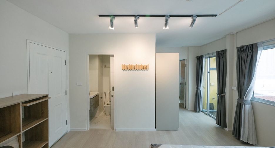 For rent 1 bed condo in Phra Khanong, Bangkok