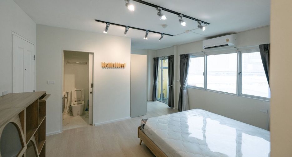 For rent 1 bed condo in Phra Khanong, Bangkok