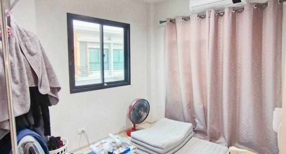 For sale 4 bedrooms townhouse in Bang Pakong, Chachoengsao