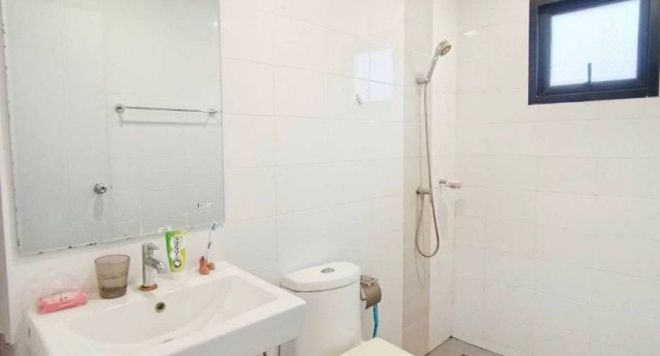 For sale 4 bedrooms townhouse in Bang Pakong, Chachoengsao