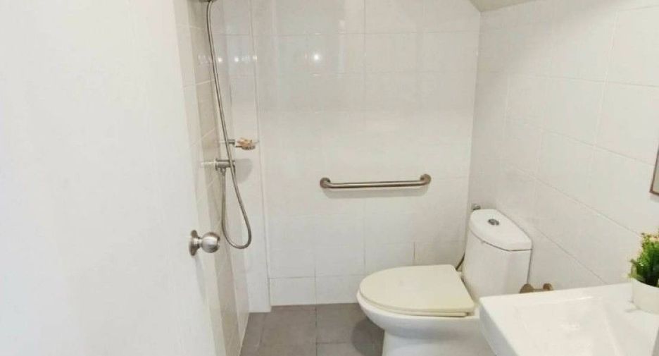 For sale 4 bedrooms townhouse in Bang Pakong, Chachoengsao