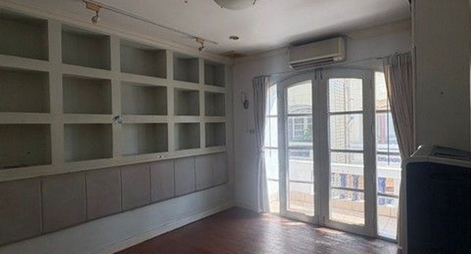 For rent 2 bedrooms retail Space in Sathon, Bangkok
