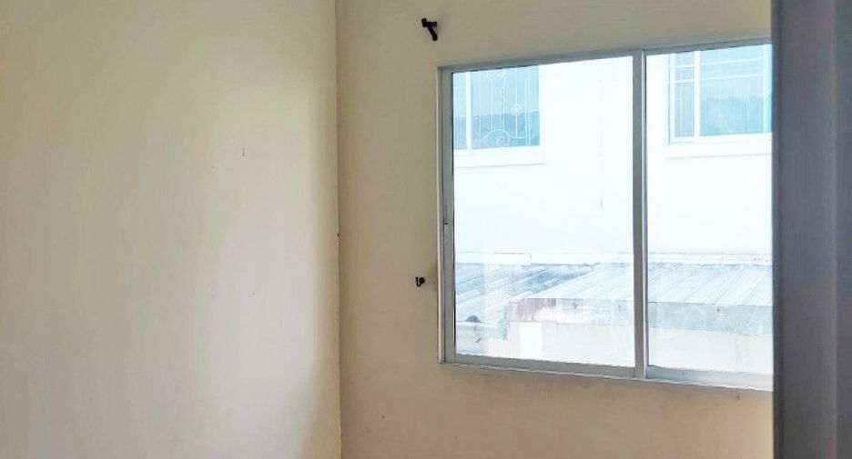 Casa adosada en venta de 3 habitaciones en Pluak Daeng, Rayong