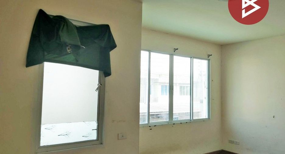Casa adosada en venta de 3 habitaciones en Pluak Daeng, Rayong