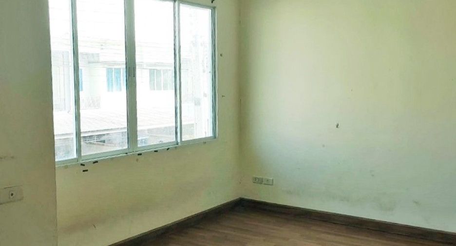 Casa adosada en venta de 3 habitaciones en Pluak Daeng, Rayong
