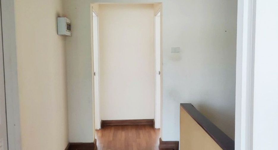 Casa adosada en venta de 3 habitaciones en Pluak Daeng, Rayong