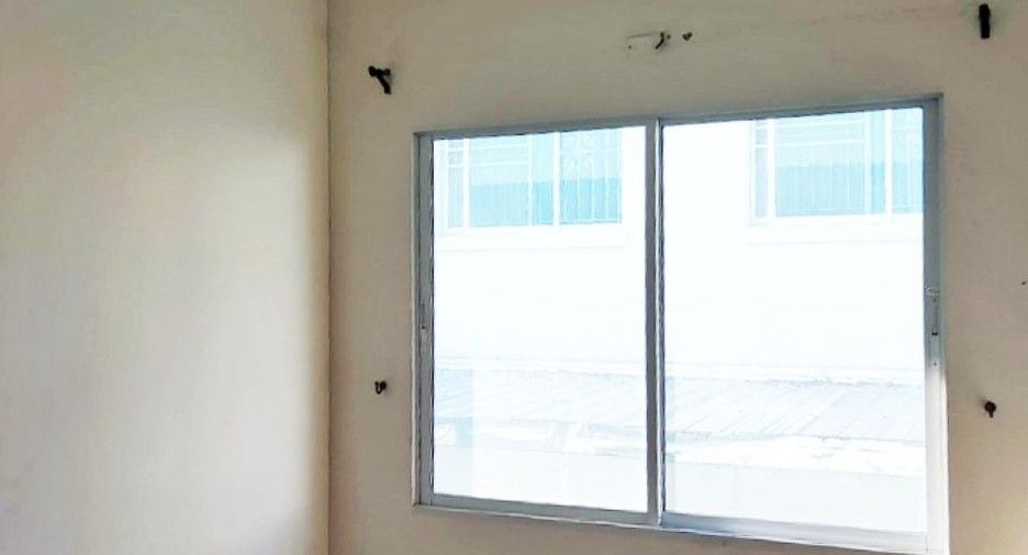 Casa adosada en venta de 3 habitaciones en Pluak Daeng, Rayong