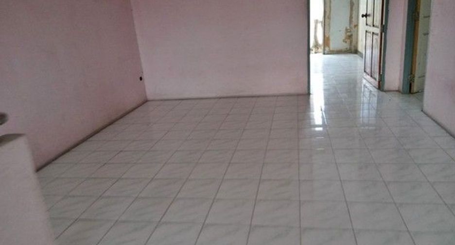 À vendre 1 chambre local commercial à Ban Bueng, Chonburi