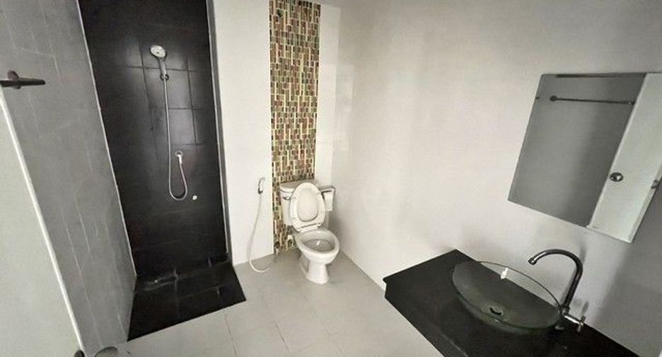 À vendre 1 chambre local commercial à Ban Bueng, Chonburi