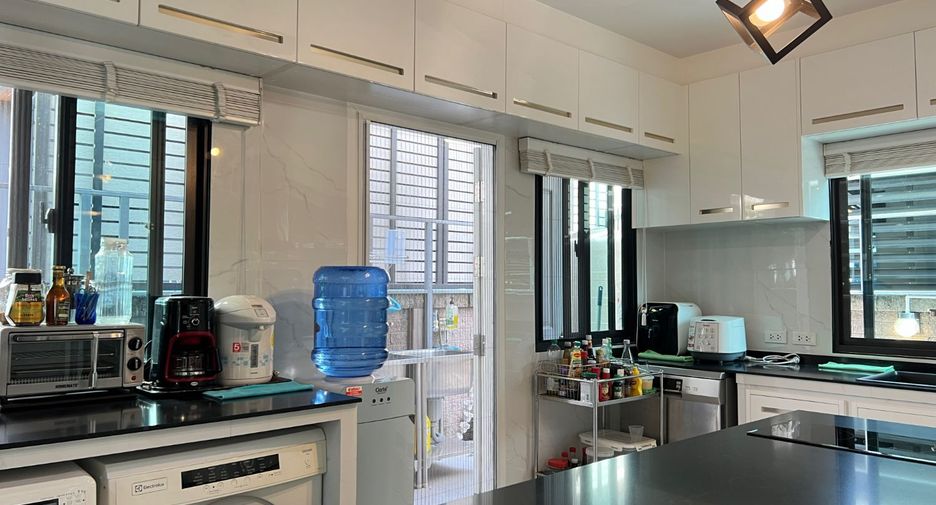 For sale 4 bedrooms house in Pak Kret, Nonthaburi