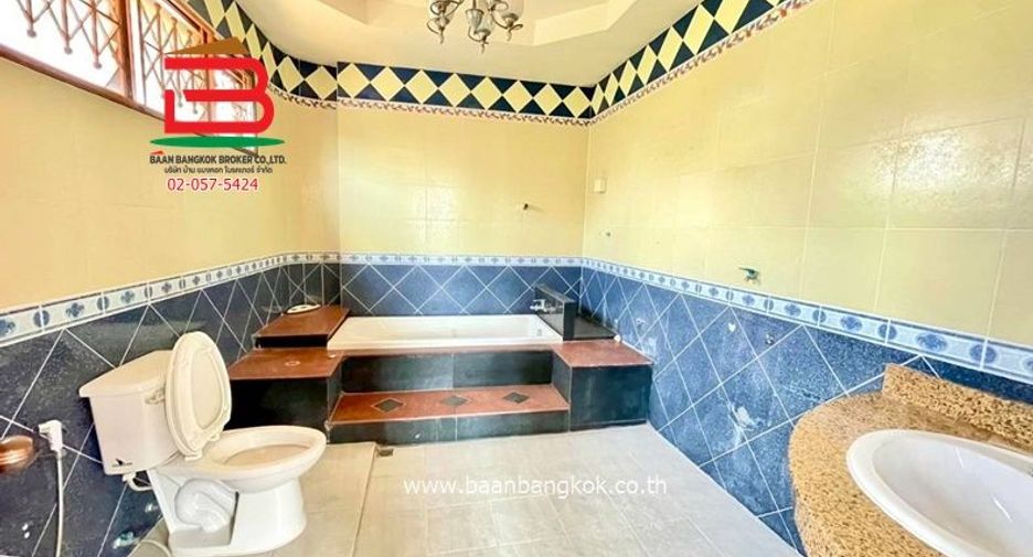 For sale 5 bedrooms house in Thanyaburi, Pathum Thani