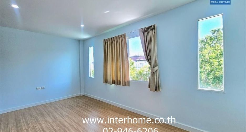 For sale 4 bedrooms townhouse in Bang Na, Bangkok