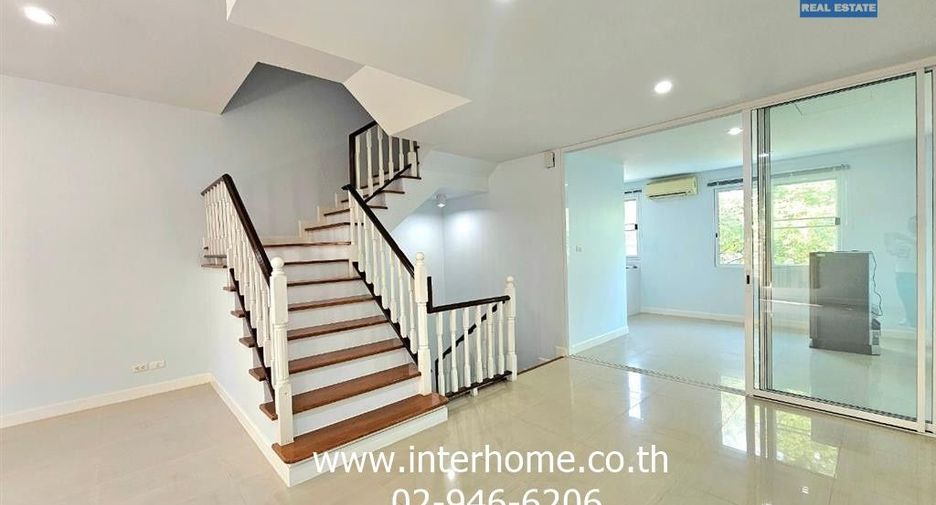 For sale 4 bedrooms townhouse in Bang Na, Bangkok