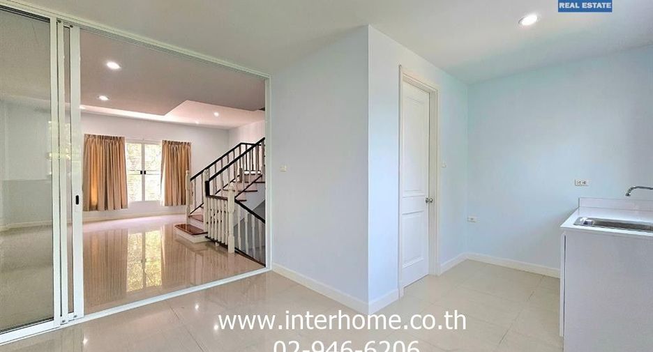 For sale 4 bedrooms townhouse in Bang Na, Bangkok