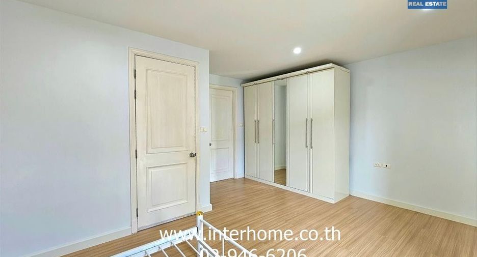 For sale 4 bedrooms townhouse in Bang Na, Bangkok