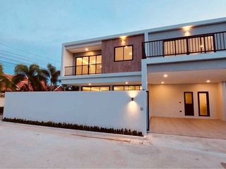 Casa en alquiler de 3 habitaciones en Bang Lamung, Chonburi