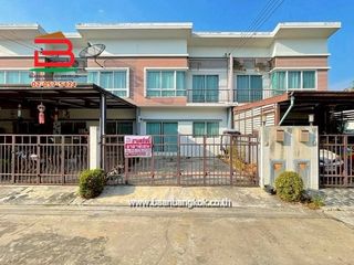Casa adosada en venta de 3 habitaciones en Thanyaburi, Pathum Thani
