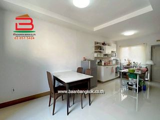 Casa adosada en venta de 3 habitaciones en Thanyaburi, Pathum Thani