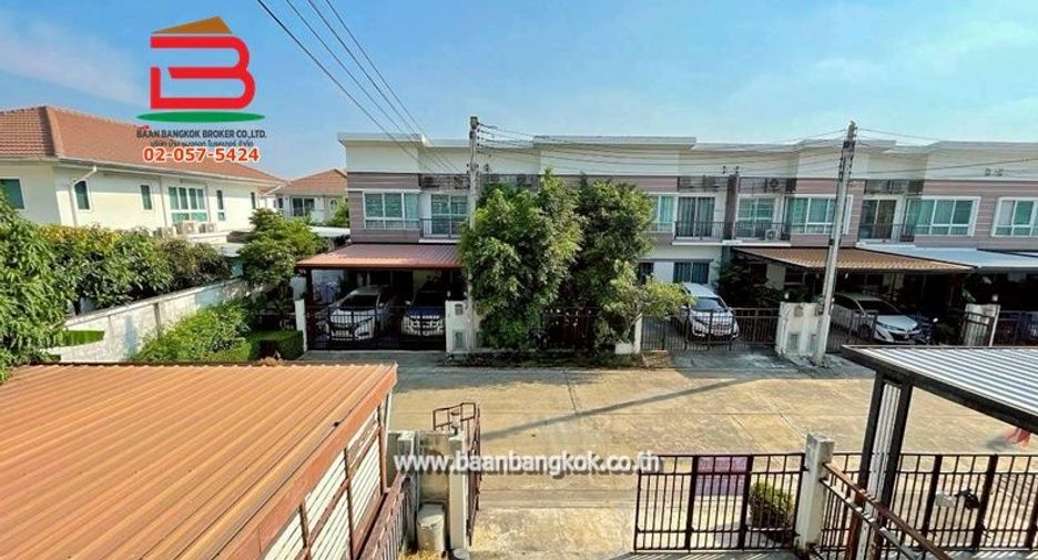 Casa adosada en venta de 3 habitaciones en Thanyaburi, Pathum Thani