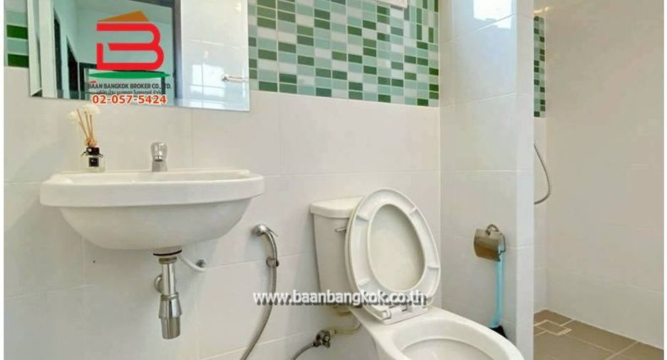 Casa adosada en venta de 3 habitaciones en Thanyaburi, Pathum Thani