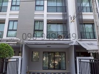 Casa adosada en alquiler de 3 habitaciones en Bang Kapi, Bangkok