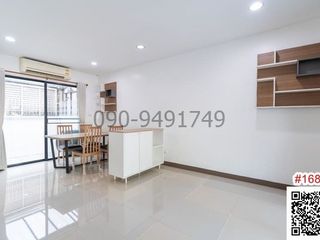Casa adosada en alquiler de 3 habitaciones en Bang Kapi, Bangkok