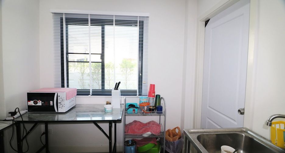For rent 4 bedrooms house in Mueang Udon Thani, Udon Thani
